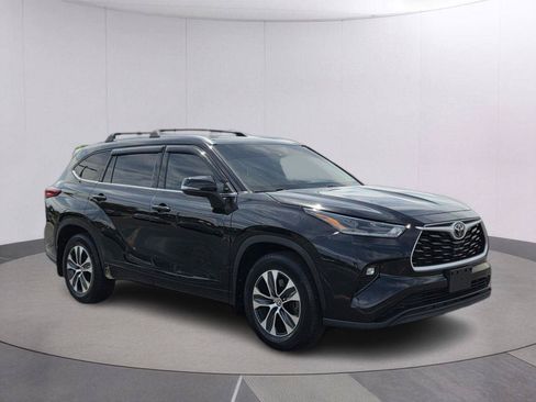 Used 2021 Toyota Highlander XLE FWD image 3