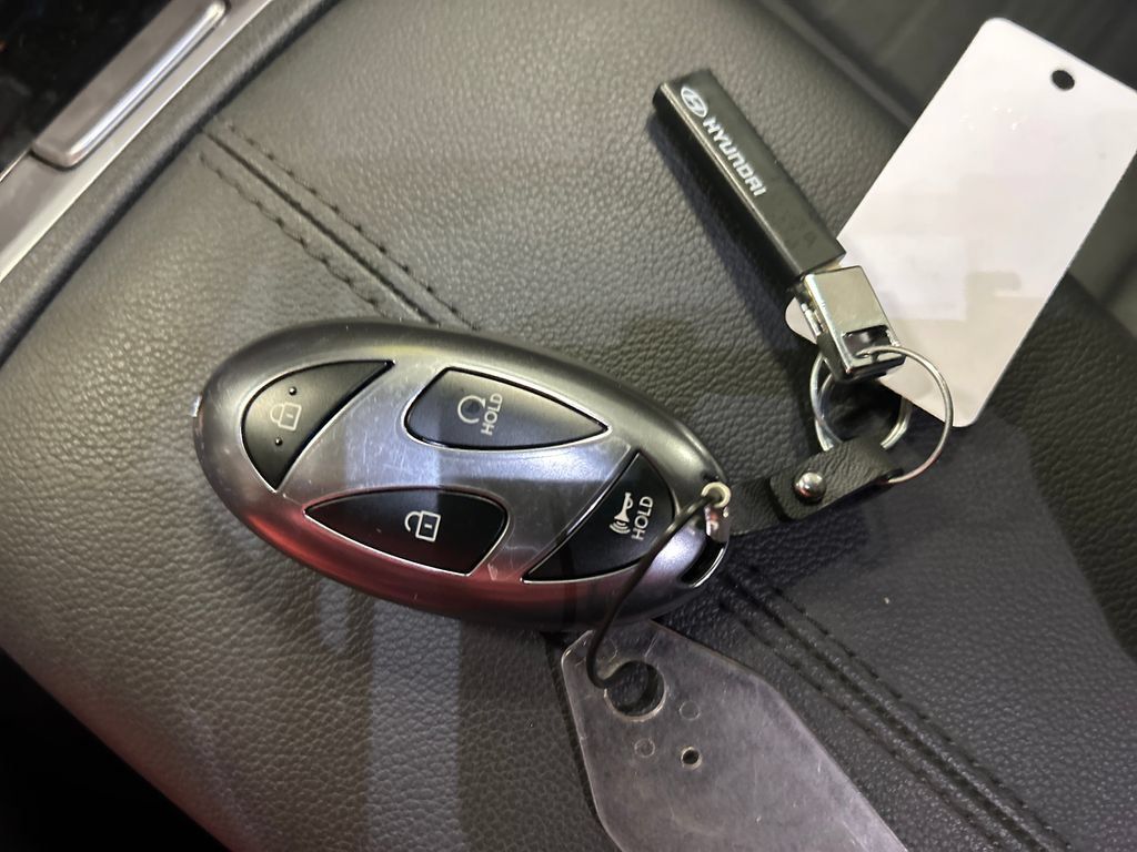 Used 2025 Hyundai Santa Cruz SE AWD/4WD image 20
