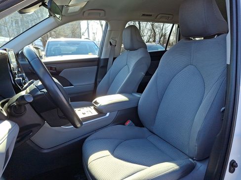 Used 2020 Toyota Highlander LE image 12