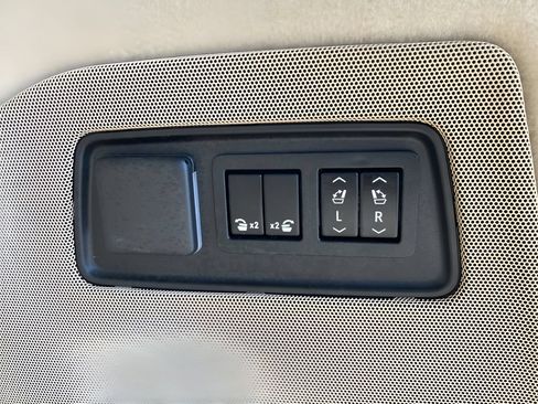Used 2021 Cadillac Escalade Premium Luxury AWD/4WD image 12