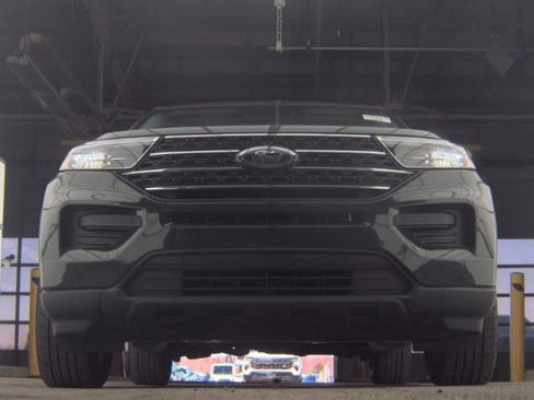 Used 2023 Ford Explorer XLT image 3