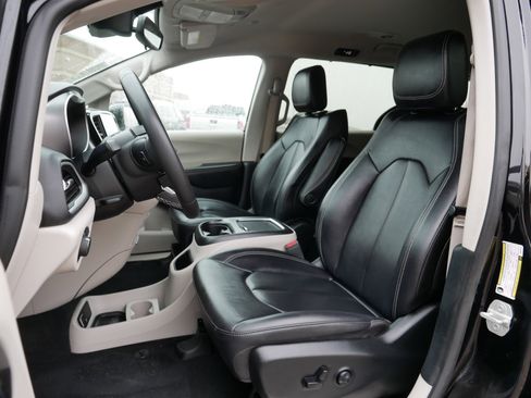 Certified 2024 Chrysler Pacifica Touring-L image 33