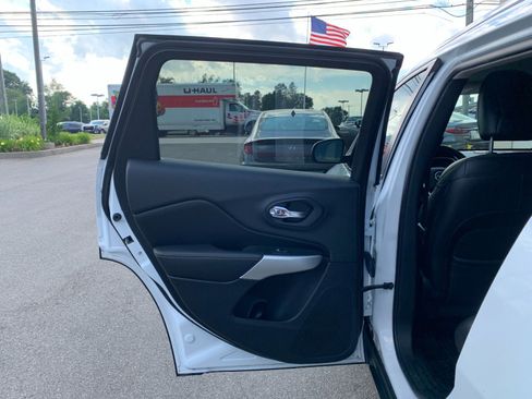 Used 2018 Jeep Cherokee Latitude Plus w/ Comfort/Convenience Group AWD/4WD image 28