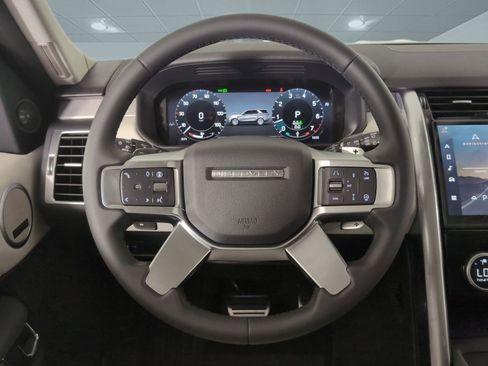 Used 2025 Land Rover Discovery Dynamic SE image 14