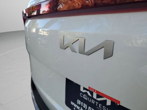 New 2026 Kia Carnival EX FWD image 8