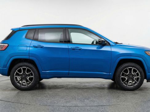 Used 2025 Jeep Compass Trailhawk AWD/4WD image 11