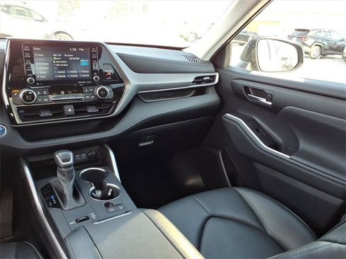 Used 2022 Toyota Highlander XLE image 22