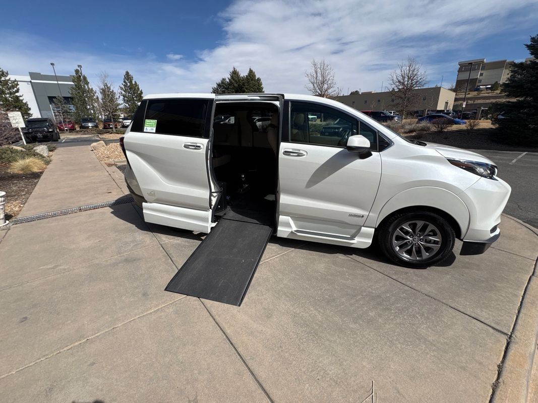 Used 2021 Toyota Sienna XLE AWD/4WD image 2