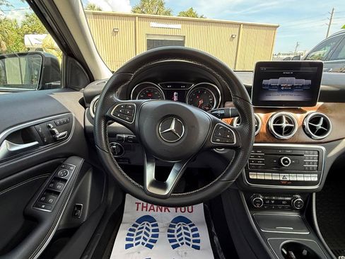 Used 2018 Mercedes-Benz GLA 250 4MATIC image 9