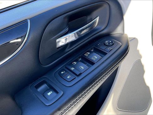Used 2018 Dodge Grand Caravan SXT image 32