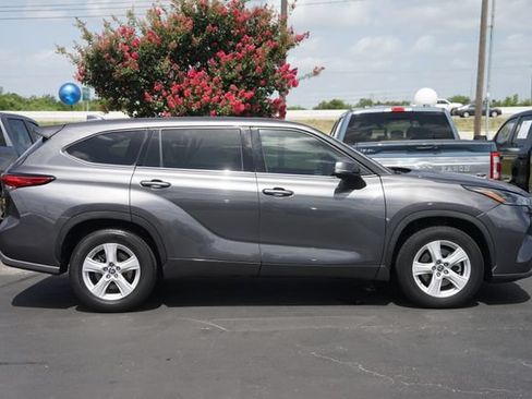 Used 2021 Toyota Highlander L FWD image 5