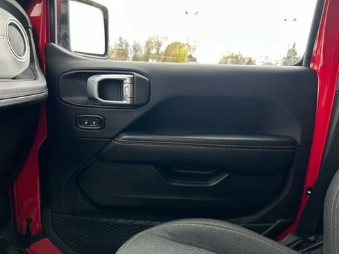 Used 2025 Jeep Wrangler Unlimited Sahara w/ Safety Group image 43