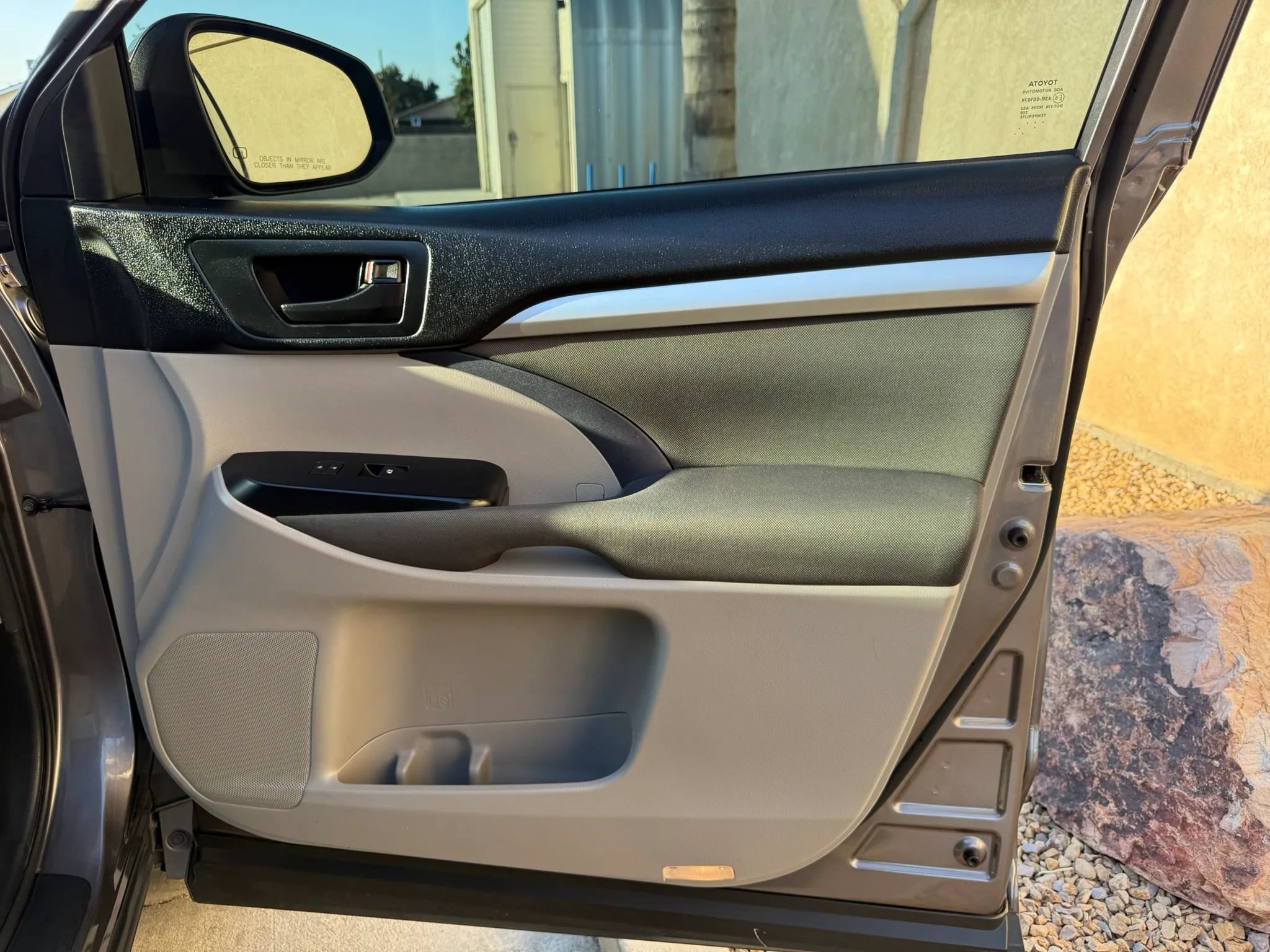 Used 2018 Toyota Highlander LE w/ Carpet Mat Package (TMS) AWD/4WD image 17
