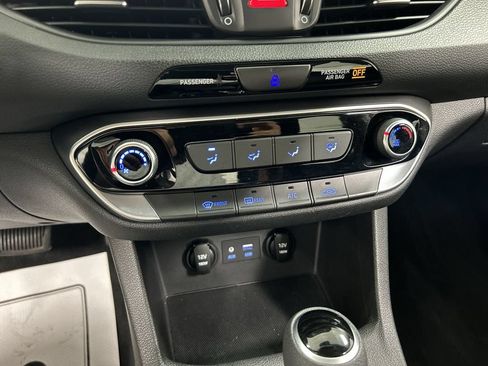 Used 2018 Hyundai Elantra GT FWD image 16