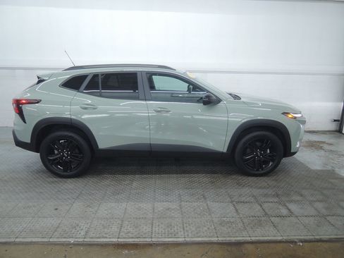 Used 2025 Chevrolet Trax ACTIV w/ Sunroof Package image 2