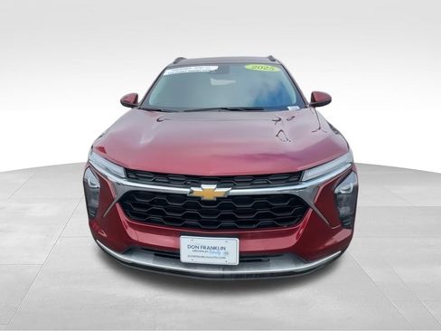Used 2025 Chevrolet Trax LT w/ LT Convenience Package FWD image 3