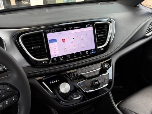 Used 2025 Chrysler Pacifica Limited FWD image 51