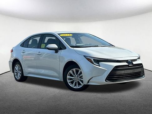 Used 2024 Toyota Corolla LE w/ LE Convenience Package FWD image 2