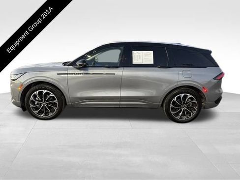 Used 2024 Lincoln Nautilus Reserve image 3