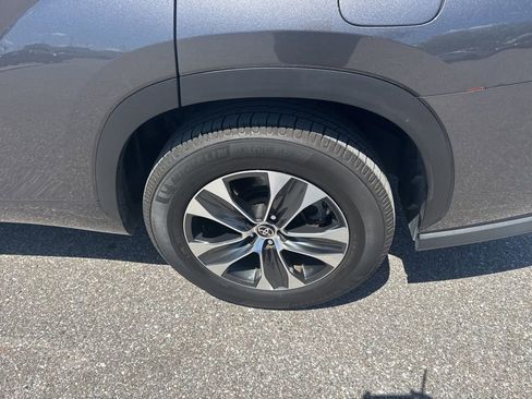 Used 2021 Toyota Highlander XLE FWD image 10