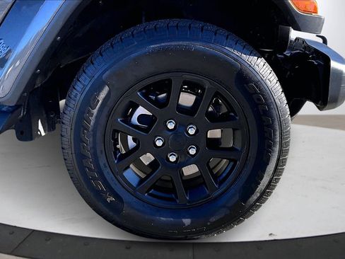 Certified 2023 Jeep Gladiator Overland image 33