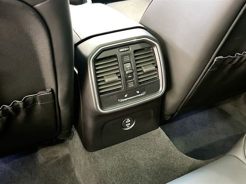 Certified 2022 Porsche Macan S AWD/4WD image 27