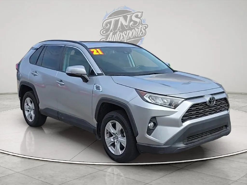 Used 2021 Toyota RAV4 XLE w/ Convenience Package FWD image 3