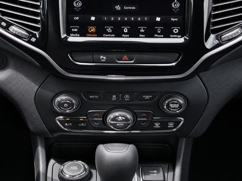 Used 2019 Jeep Cherokee Limited AWD/4WD image 10