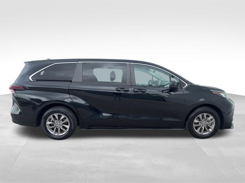 Used 2023 Toyota Sienna LE FWD image 5