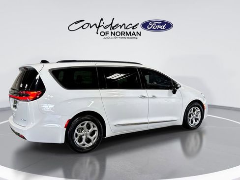 Used 2023 Chrysler Pacifica Limited FWD image 9