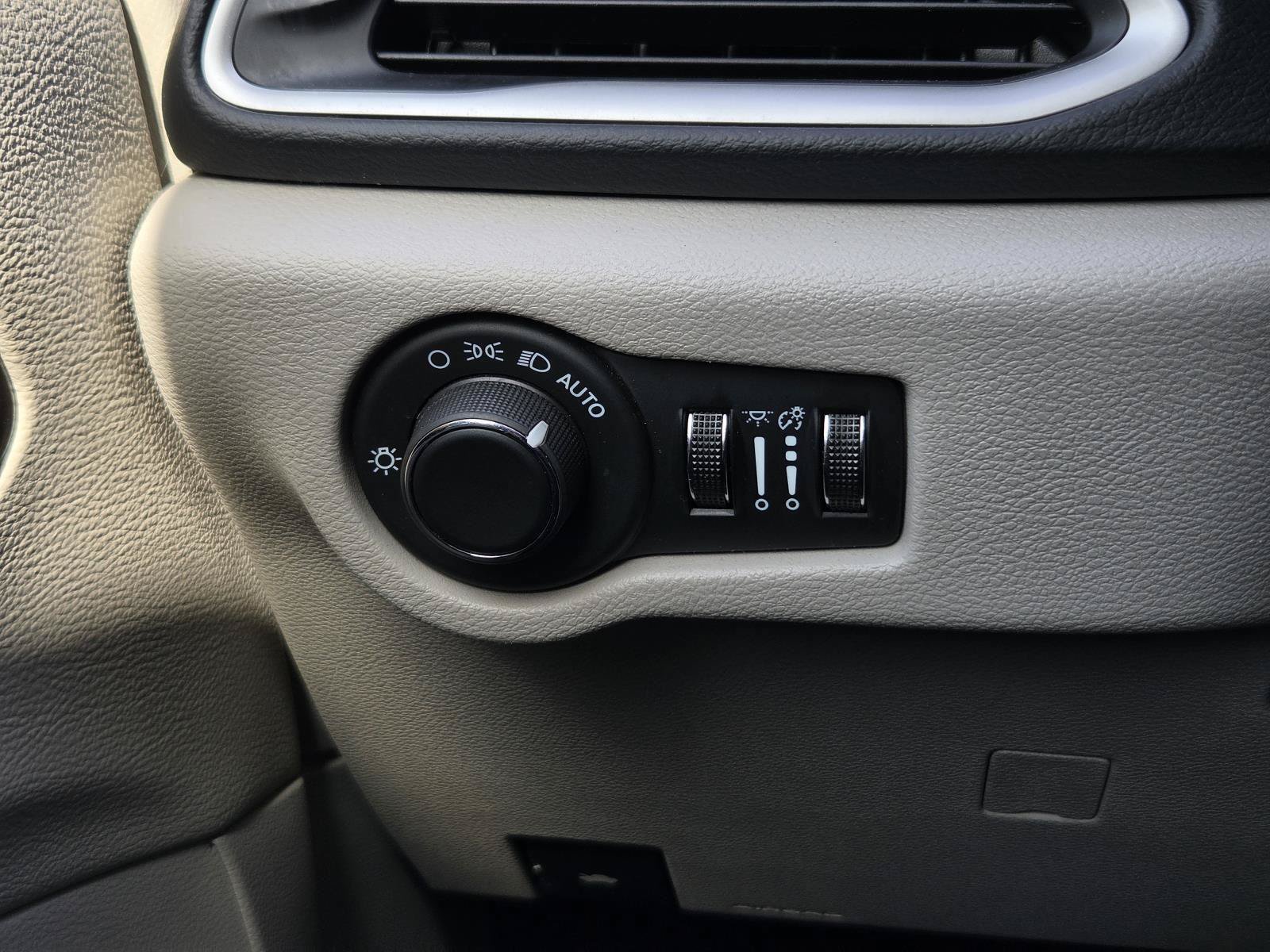 Used 2023 Chrysler Voyager LX FWD image 19