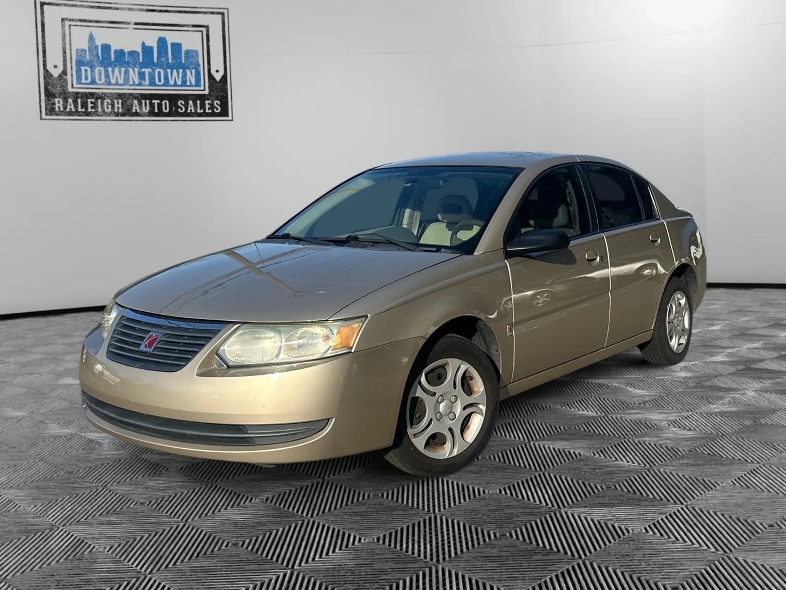 Used 2005 Saturn ION Level 2 w/ Power Pkg FWD image 2