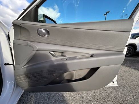 Used 2025 Hyundai Elantra SE image 26