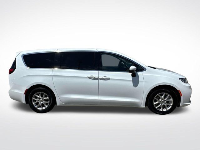 Used 2023 Chrysler Pacifica Touring-L FWD image 12