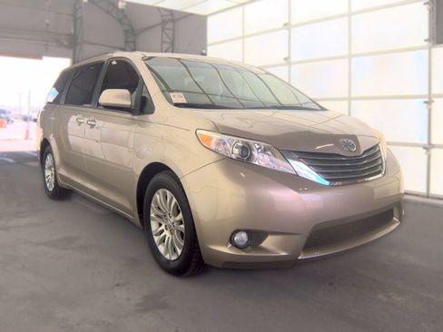 Used 2017 Toyota Sienna XLE w/ XLE Navigation Package FWD image 2
