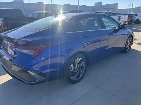 Used 2025 Hyundai Elantra SEL image 11