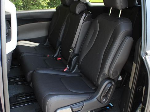 New 2026 Kia Carnival FWD image 18