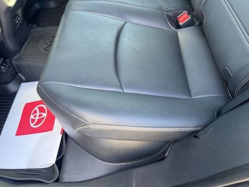 Used 2021 Toyota RAV4 XLE Premium image 39