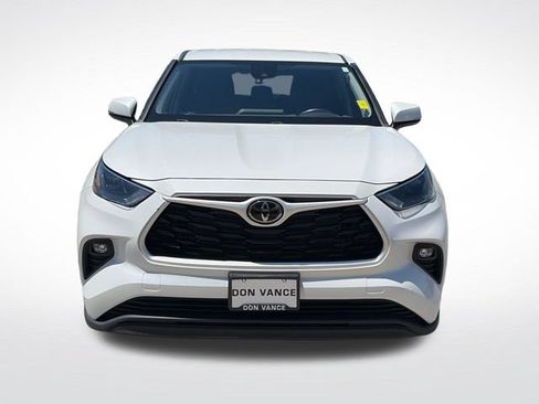 Used 2024 Toyota Highlander LE FWD image 8