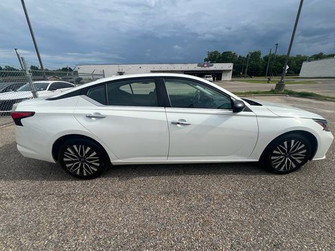 Used 2025 Nissan Altima 2.5 SV FWD image 10