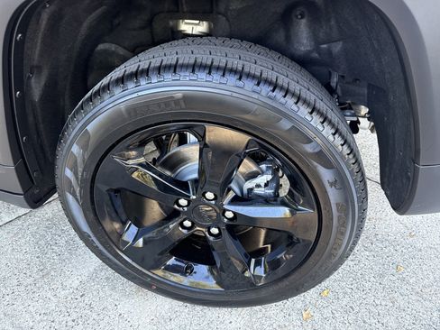 New 2025 Jeep Grand Cherokee Limited w/ Black Appearance Package image 18