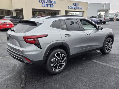 Used 2025 Chevrolet Trax RS image 3