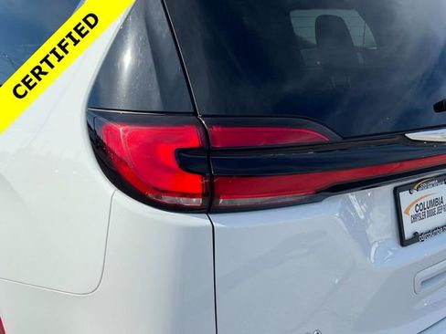 Certified 2024 Chrysler Pacifica Touring-L image 42