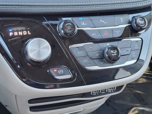 Certified 2024 Chrysler Pacifica Limited FWD image 15