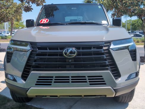 Used 2025 Lexus GX 550 image 3