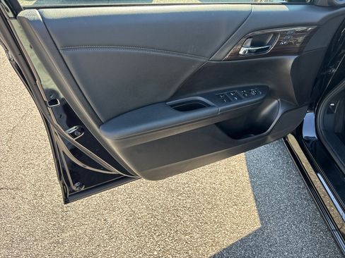 Used 2017 Honda Accord EX-L image 10