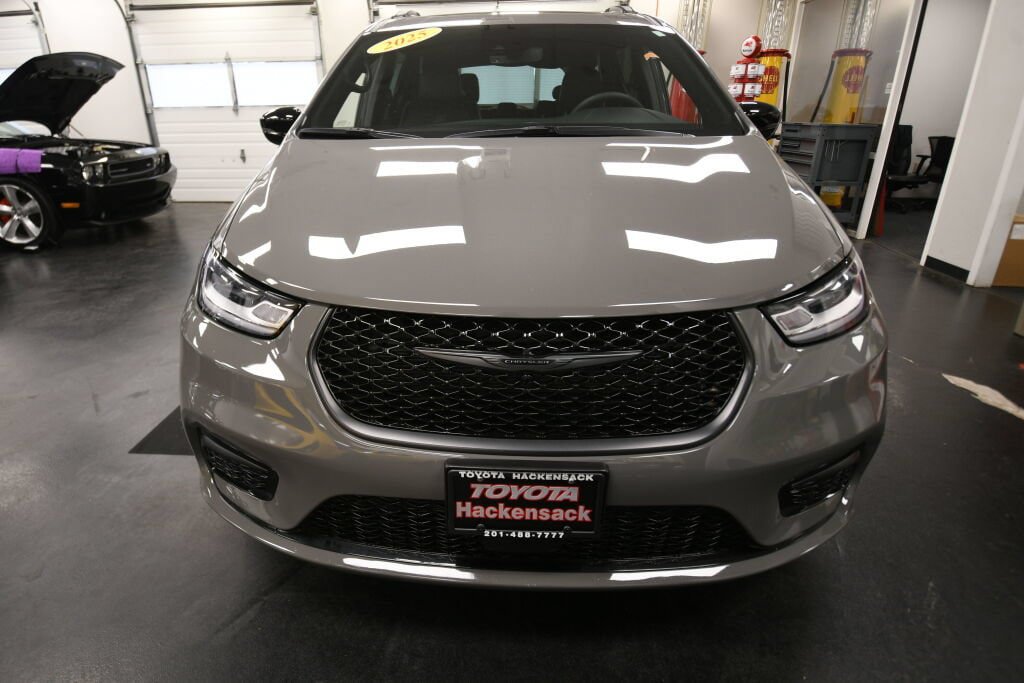 Used 2025 Chrysler Pacifica Limited FWD image 10