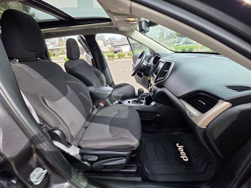 Used 2017 Jeep Cherokee 75th Anniversary image 14