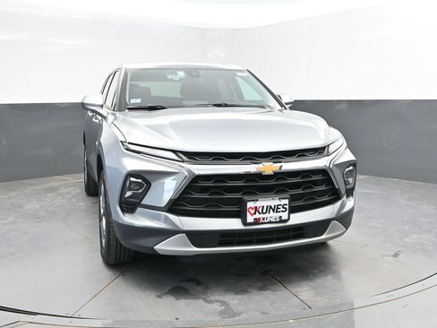 Used 2025 Chevrolet Blazer LT FWD image 2