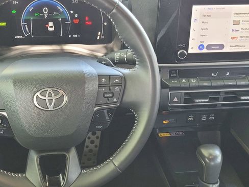 Used 2025 Toyota Camry SE image 13